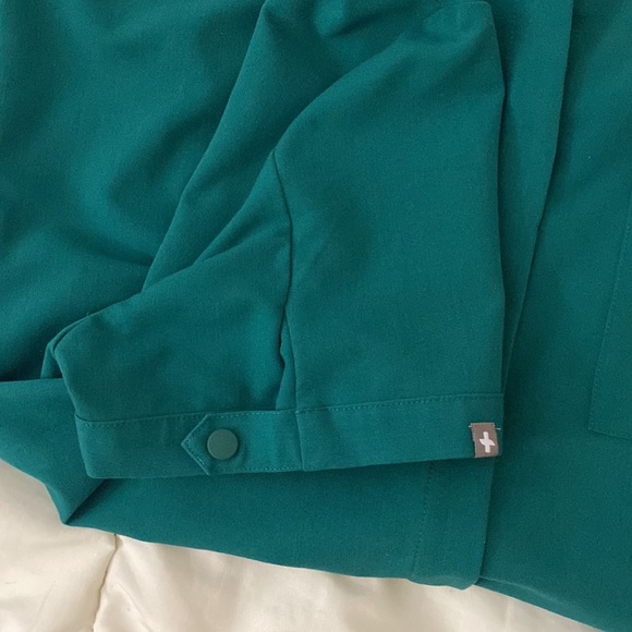 FIGS Scrub Top M Hunter Green - Picture 5 of 5